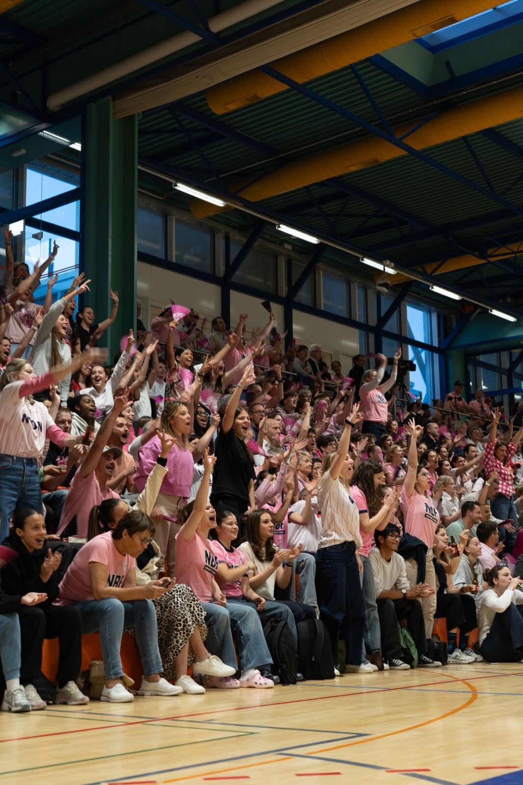 Tribune complète en rose pour Nyon Basket Féminin