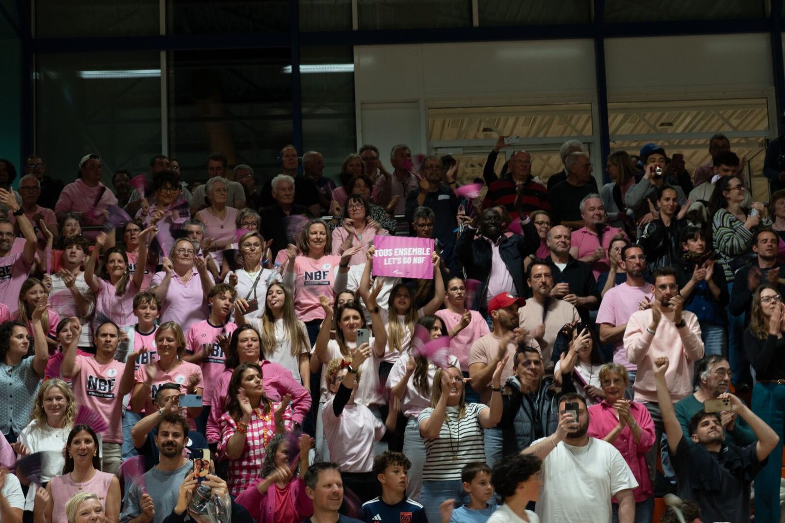 Pancarte « Tous ensemble Let's go NBF » brandie dans la foule rose
