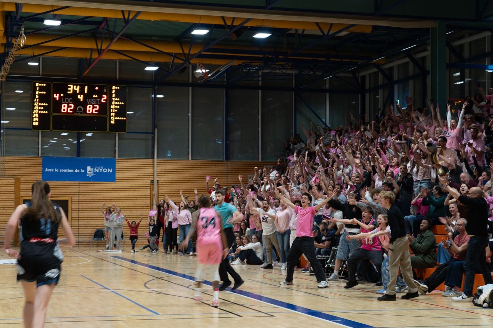 Tribune en rose : public Nyon Basket Féminin en pleine célébration