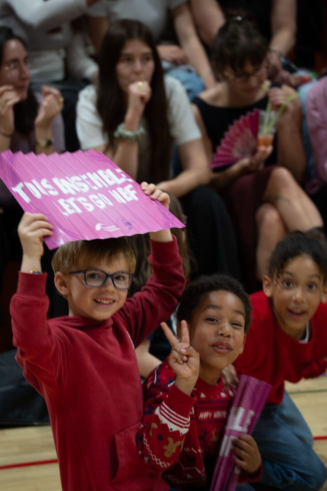 Jeunes fans avec pancarte « Tous ensemble Let's go NBF »