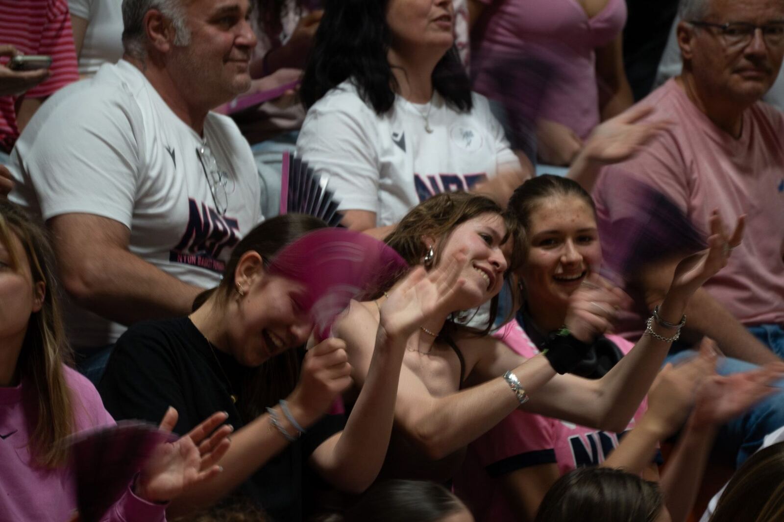 Fans de Nyon Basket Féminin en t-shirts roses applaudissant