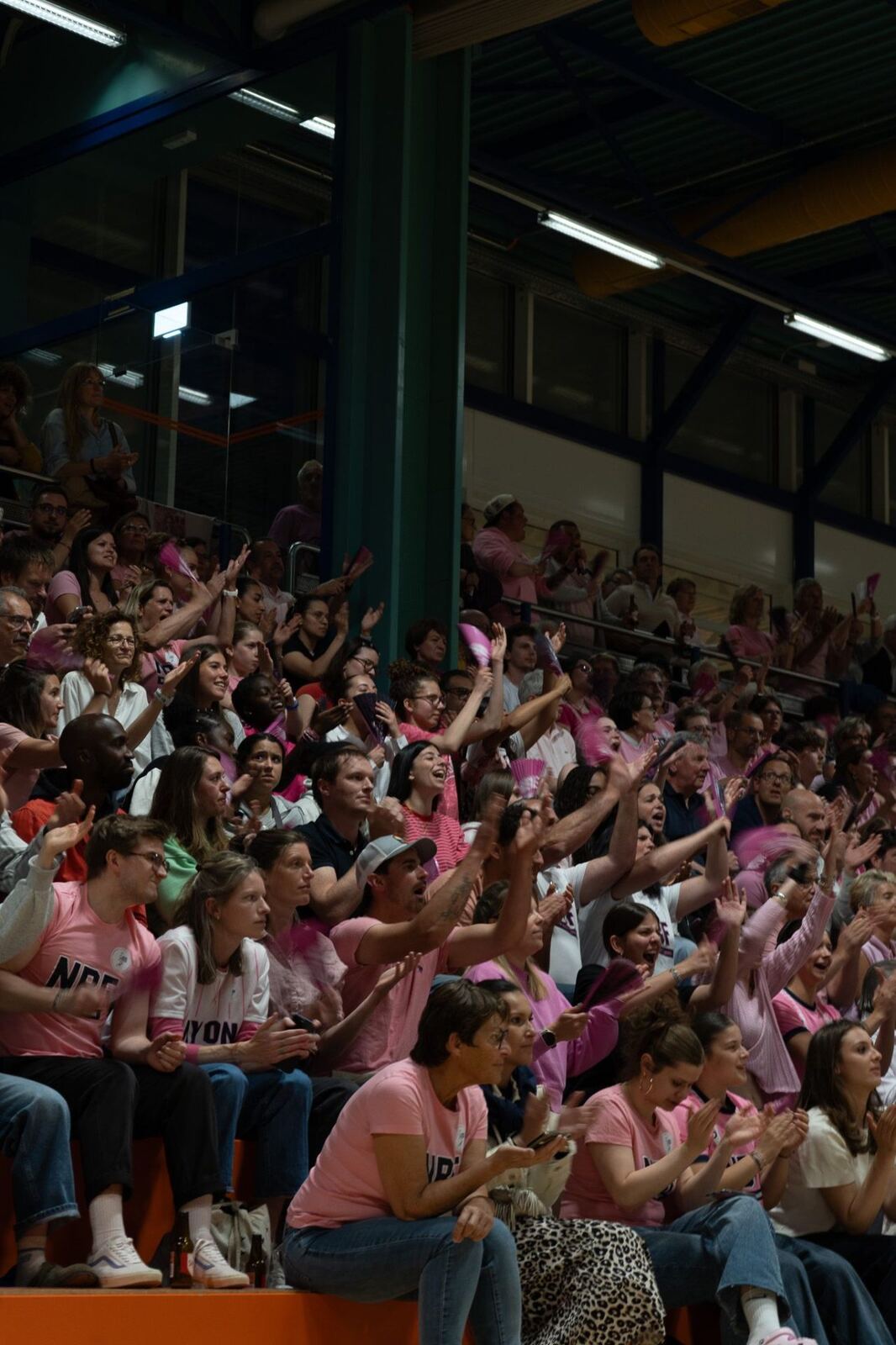 Supporters Nyon Basket Féminin acclamant les joueuses