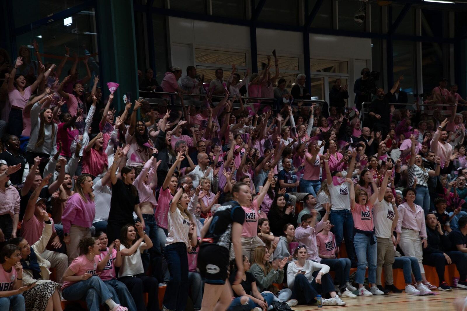 Public en délire dans la salle de Nyon Basket Féminin