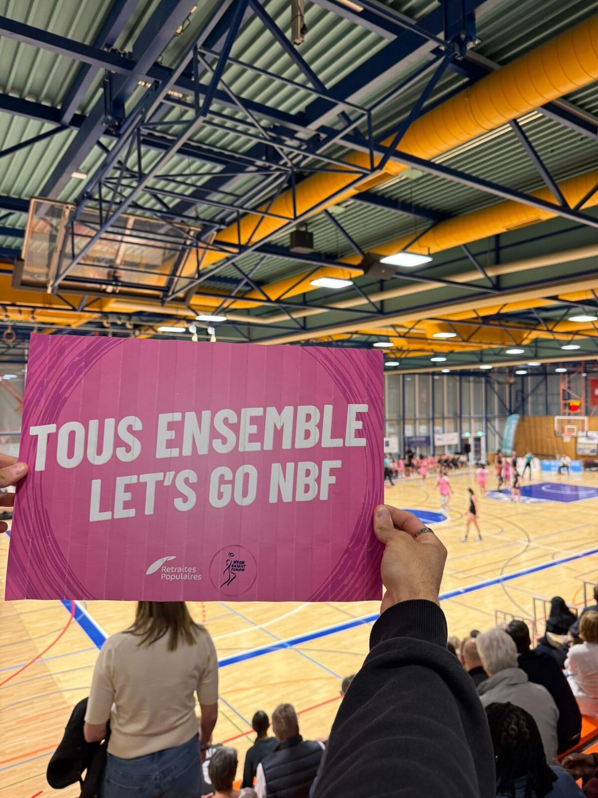 Pancarte « Tous ensemble — Let's go NBF » à Nyon Basket Féminin