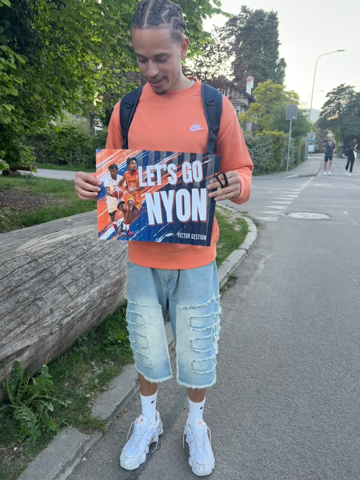 Pancarte « Let's go Nyon » avec photo de joueurs